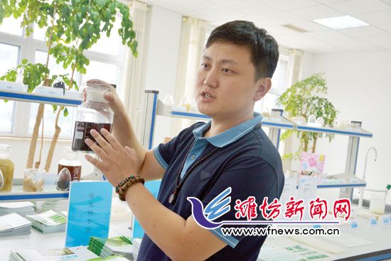 王曉凱正在介紹“旱地寶”的優(yōu)勢(shì)。